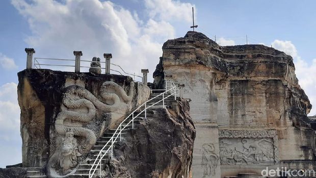 Desa Wisata Dewi Sambi atau Sambirejo menjadi salah satu desa wisata di wilayah Yogyakarta. Lokasinya di Kecamatan Prambanan, Kabupaten Sleman, DIY.