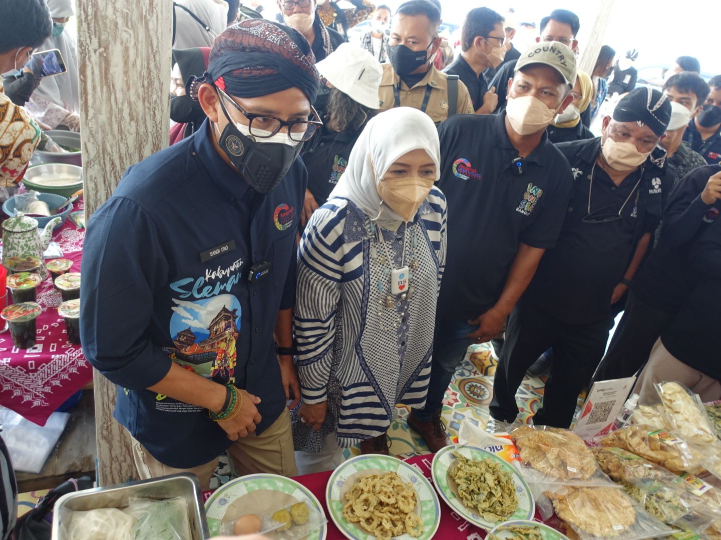 Sandiaga awalnya meninjau lokasi di Tebing Breksi yang memajang beberapa produk UMKM dari BUMDes Sambi Mulyo. Ia kemudian dicurhati oleh pelaku UMKM.