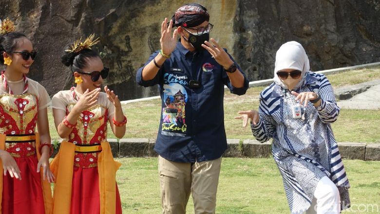 Momen Menteri Pariwisata dan Ekonomi Kreatif (Menparekraf) Sandiaga Uno saat mengunjungi Tebing Breksi