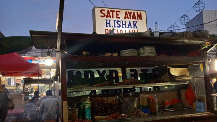 Sate Ayam H Ishak Legendaris Di Pasar Lama Bisa Laku 6 000 Tusuk