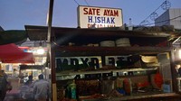 Untuk pembuatan bumbunya sendiri juga ada yang secara khusus menanganinya sehingga hasil rasanya tidak akan berbeda-beda. Kelezatan rasanya yang dipertahankan ini bahkan mampu membuat Sate Ayam Haji Ishak laris hingga 6.000 tusuk per hari. Foto: detikcom/Diah Afrilian