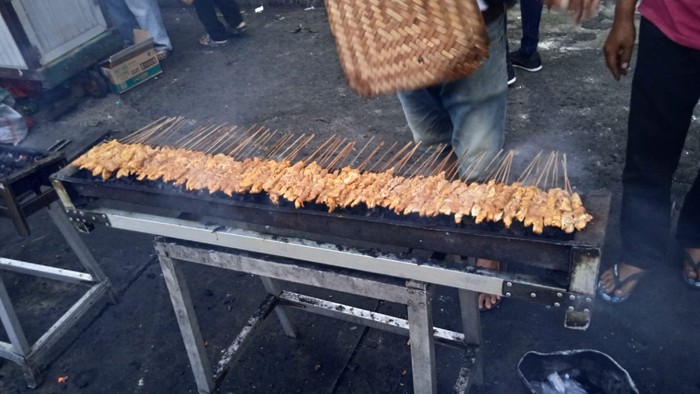 Sate Ayam H Ishak Legendaris Di Pasar Lama Bisa Laku 6 000 Tusuk