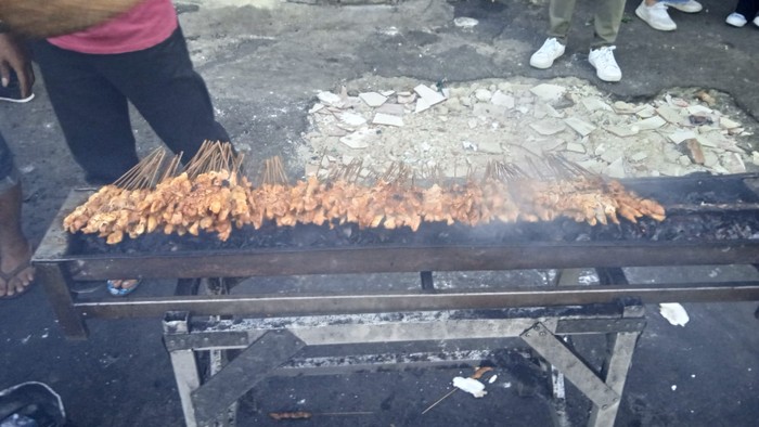 Sate Ayam H Ishak Legendaris Di Pasar Lama Bisa Laku 6 000 Tusuk