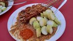 Sate Ayam H. Ishak Legendaris di Pasar Lama, Bisa Laku 6.000 Tusuk!