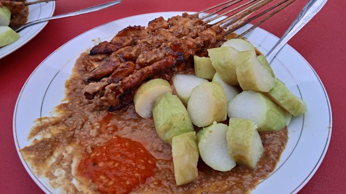 Laris! Sate Ayam H. Ishak yang Legendaris Laku 6.000 Tusuk Sehari