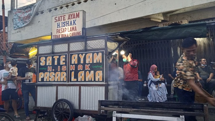 Sate Ayam H Ishak Legendaris Di Pasar Lama Bisa Laku 6 000 Tusuk