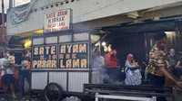 Sate Ayam Haji Ishak tak kalah populer dengan jajanan viral yang ramai diperbincangkan di media sosial. Menurut keterangan Munar, anak dari Almarhum Haji Ishak, kepada detikcom (22/9), banyak pelanggan yang rela datang jauh-jauh untuk sate yang legendaris ini. Foto: detikcom/Diah Afrilian