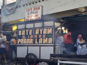 Laris! Sate Ayam H. Ishak yang Legendaris Laku 6.000 Tusuk Sehari