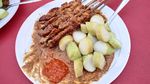 Sate Ayam H. Ishak Legendaris di Pasar Lama, Bisa Laku 6.000 Tusuk!