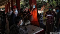 Alokasi vaksin untuk wilayah Jakarta Pusat , Jakarta Barat dan Jakarta Utara mendaptkan masing-masing 400 dosis dosis pertama. Sedangkan wilayah Jakarta Timur dan Jakarta Selatan mendapatkan masing- masing 900 dosis dosis pertaman. 