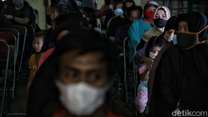 Seperti Ini Kesibukan Sentra Vaksin Nasional PMI di Jakarta Vaksinasi COVID-19 masih terus digenjot demi menumbuhkan kekebalan komunal. Salah satunya dilakukan di GOR Kelurahan Makasar, Jakarta Timur.