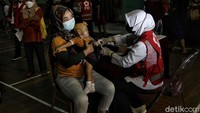 Petugas PMI DKI Jakarta memberikan vaksin Sinovac kepada warga pada acara Program Sentra Vaksin Nasional Palang Merah Indonesia di GOR Kelurahan Makasar, Jakarta Timur, Sabtu (9/10).
