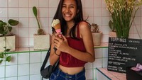Sebelum bersama Angga Yunanda, Shenina adalah mantan pacar Jefri Nichol. Ia dan Nichol juga pernah berlibur bersama ke Bali. Saat itu Shenina berpose di tempat gelato yang hits. Foto: Instagram @shenacinnamon