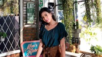 Shenina juga sering terlihat mengunjungi kafe hits. Ini salah satu momennya saat berada di kafe. Foto: Instagram @shenacinnamon