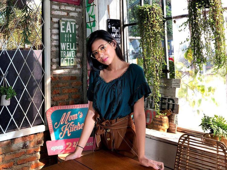 Shenina Cinnamon Foto Bareng Song Joong Ki, Aktris Ini Doyan Es Krim