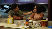Pernah bermain dalam series I Love You Silly, ini salah satu adegan Shenina saat berada di warung martabak manis. Foto: Instagram @shenacinnamon
