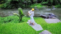 Syahrini menikmati pemandangan hijau dari hamparan sawah. (Foto: Instagram Syahrini)