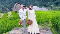 Sang adik, Aisyahrani, juga ikut diajak Syahrini liburan. (Foto: Instagram Syahrini)