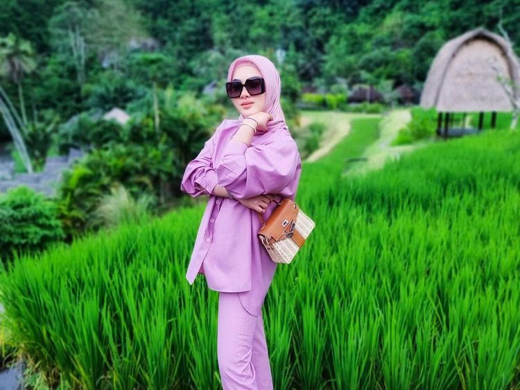Gaya Liburan Syahrini: dari Sawah Naik Jet Pribadi Mewah