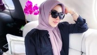 Dari sawah, Syahrini tiba-tiba foto sedang naik jet pribadi yang mewah. (Foto: Instagram Syahrini)
