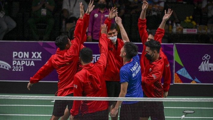 Tim bulu tangkis putra DKI Jakarta (tengah), tim bulu tangkis putra Jawa Barat (kiri), tim bulu tangkis putra Jawa Tengah dan Jawa Timur (kanan) berfoto bersama usai Upacara Penghormatan Pemenang final beregu putra PON Papua di GOR Waringin Kotaraja, Kota Jayapura, Papua, Sabtu (9/10/2021). Tim bulu tangkis DKI Jakarta meraih medali emas, disusul tim Jawa Barat meraih medali perak dan tim Jawa Tengah dan Jawa Timur meraih medali perunggu. ANTARA FOTO/Nova Wahyudi/wsj.