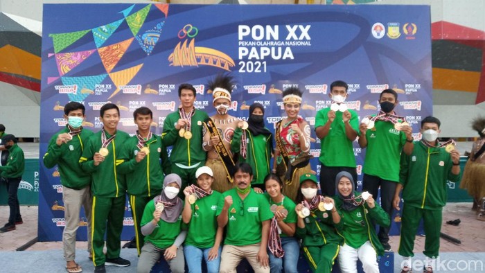 Tim Jatim Raja Emas Panjat Tebing PON XX Papua