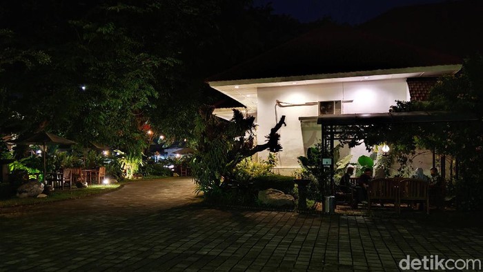 Tins Gallery dan Boutique resto menjadi salah satu destinasi wisata baru di pusat kota Pangkalpinang. 

Berada di pusat kota dengan bangunan bersejarah yang dioptimalikan oleh PT Timah menjadi sebuah gallery dan resto yang hommy dengan nuansa kolonial.