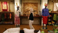 Tins Gallery dan Boutique Resto ini terletak di pusat kota yang beralamat di Jalan Sudirman, Kota Pangkalpinang, Pulau Bangka.