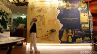 Selain tempatnya yang strategis, gedung Tins Gallery ini juga memiliki sejarah lho, yakni menggunakan bangunan tua eks rumah dinas asisten residen pemerintah kolonial Belanda yang dibangun pada tahun 1913. Maka tak heran Tins Gallery ini tetap mengusung keasliannya dengan konsep heritage.