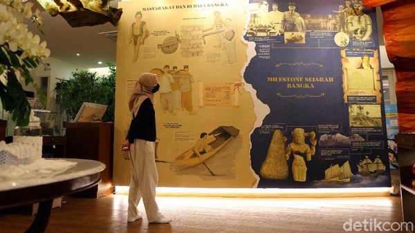Selain tempatnya yang strategis, gedung Tins Gallery ini juga memiliki sejarah lho, yakni menggunakan bangunan tua eks rumah dinas asisten residen pemerintah kolonial Belanda yang dibangun pada tahun 1913. Maka tak heran Tins Gallery ini tetap mengusung keasliannya dengan konsep heritage. Selain tempatnya yang strategis, gedung Tins Gallery ini juga memiliki sejarah lho, yakni menggunakan bangunan tua eks rumah dinas asisten residen pemerintah kolonial Belanda yang dibangun pada tahun 1913. Maka tak heran Tins Gallery ini tetap mengusung keasliannya dengan konsep heritage.