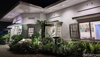 Ada juga taman-taman yang indah sebagai tempat bersantai sambil menikmati hidangan. Tentunya ini sangat instagramable sekali guys.  