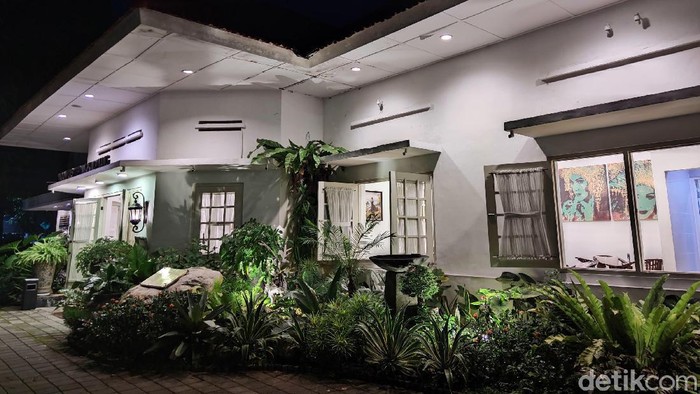 Tins Gallery jadi Tempat Kongkow Asyik di Pusat Kota Pangkalpinang Tins Gallery dan Boutique resto menjadi salah satu destinasi wisata baru di pusat kota Pangkalpinang.
Berada di pusat kota dengan bangunan bersejarah yang dioptimalikan oleh PT Timah menjadi sebuah gallery dan resto yang hommy dengan nuansa kolonial.