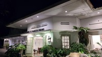 Selain sebagai Galeri, Tins Gallery juga sebagai destinasi wisata yang memiliki kapasitas sebagai plasa di tengah kota, dengan dukungan cafe dan resto yang berkualitas, menu kuliner yang istimewa, interior dan outdour area yang Instagramable dan pelayanannya yang excellent.