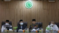 Miftahul Huda Sekretaris Komisi Fatwa, Amirsyah Tambunan Sekretaris Jenderal, Asrorun Niam Sholeh Ketua MUI Bidang Fatwa dan Chairuddin Yunus Director of Marketing and Partnerships PT Jakarta Biopharmaceutical Industry saat konferensi pers di Kantor MUI, Jakarta, Sabtu (9/10/2021).