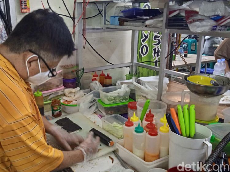 Sempat Kerja di Amerika, Mantan Chef Ini Jualan Sushi di Pasar Lama Tangerang