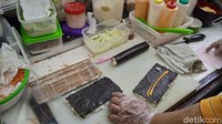 Menggunakan bahan-bahan yang tidak sembarangan, harga makanan khas Jepang yang disajikan di sini dibanderol dengan harga yang cukup terjangkau. Menargetkan pasarnya kepada anak muda kelas menengah ke bawah, harga makanan di sini dijual mulai dari Rp20 ribu saja. Foto: detikcom/Diah Afrilian