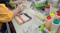 Andy Kurniawan, adalah sosok di balik Tokyo Sushi yang terkenal di Pasar Lama Tangerang. Menyajikan hidangan sushi dan makanan khas Jepang lainnya yang otentik ternyata dirinya memang memiliki latar belakang profesional sebagai chef masakan khas Jepang. Foto: detikcom/Diah Afrilian