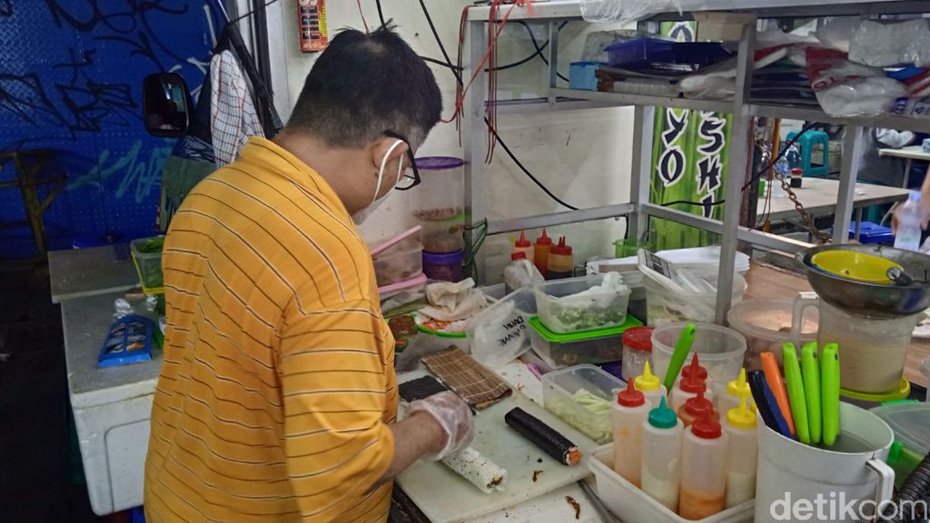 Pernah Kerja di Amerika, Chef Ini Jualan Sushi di Pasar Lama