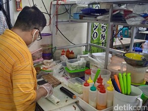 Pernah Kerja di Amerika, Chef Ini Jualan Sushi di Pasar Lama