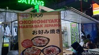 Berbeda dengan penjual lain yang ada di kawasan kuliner Pasar lama Tangerang, Andy Kurniawan justru memilih untuk menyajikan sushi buatannya di bagian belakang sebuah mobil yang disulapnya menjadi food truck. Foto: detikcom/Diah Afrilian