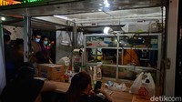 Membawa cukup banyak bahan, Andy mampu menghabiskan salmon hingga setengah ekor setiap harinya. Menurut keterangan Andy. bahan-bahan yang dibawanya bahkan seringkali tak mampu mencukupi pesanan pelanggan yang antre menumpuk untuk membeli sushinya. Foto: detikcom/Diah Afrilian