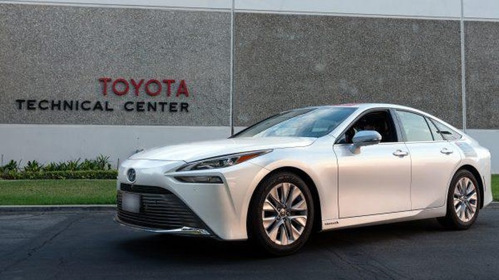 Toyota Mirai memecahkan rekor dunia setelah menempuh 1.360 Km dengan sekali isi full tank