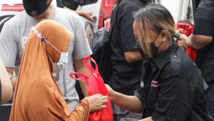 Upaya Pulihkan Ekonomi Pelaku UMKM di Masa Pandemi Relawan Sahabat Ganjar kembali melakukan aksi sosial di masa Pandemi COVID-19. Kini, mereka menyasar pelaku UMKM di Jakarta dan Yogyakarta.