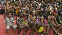 Warga terlihat memenuhi Stadion Katalpal, Kabupaten Merauke, Papua, Sabtu (9/10/2021).