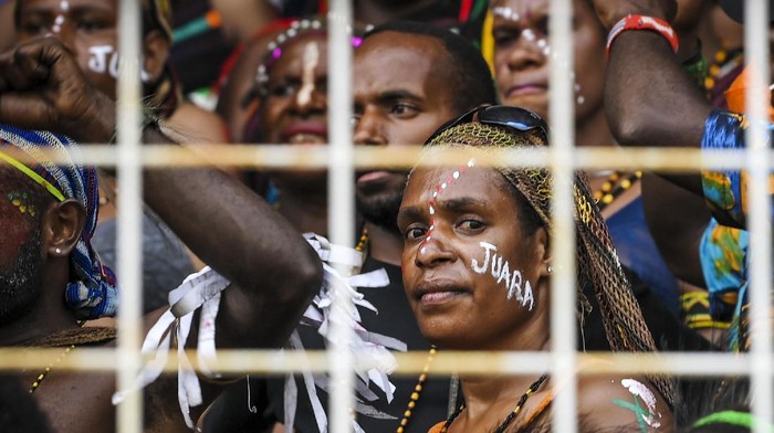 Warga menyaksikan pertandingan tim sepak bola putri Papua melawan tim sepak bola putri Babel pada semifinal Sepak Bola Putri PON Papuadi Stadion Katalpal, Kabupaten Merauke, Papua, Sabtu (9/10/2021). ANTARA FOTO/Galih Pradipta/YU