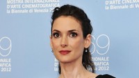 Winona Ryder dan keluarganya pernah hidup dengan tujuh keluarga lain yang menganut kultus Rainbow Family Commune of Living. Mereka hidup tanpa listrik, televisi, dan musik. Ketika akhirnya pemeran Stranger Things itu terekspos literatur dan menyukai akting, ibunya diam-diam mengajak Winona Ryder nonton film yang mau tak mau membawanya keluar dari kultus itu. (Foto: Getty Images/Pascal Le Segretain)