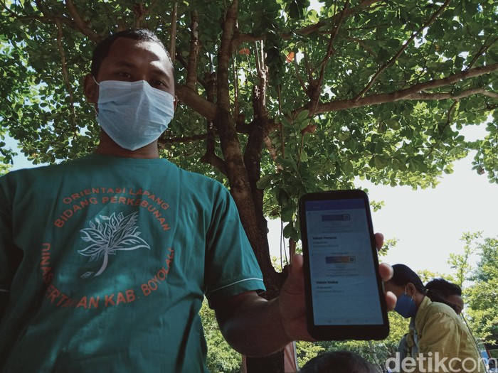Wisatawan di mata air Cokro, Kecamatan Tulung menunjukkan aplikasi peduli lindungi.
