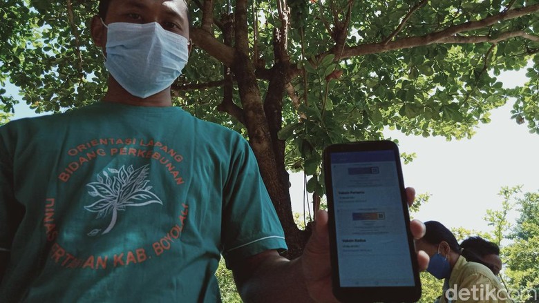 Wisatawan di mata air Cokro, Kecamatan Tulung menunjukkan aplikasi peduli lindungi. Wisatawan di mata air Cokro, Kecamatan Tulung menunjukkan aplikasi peduli lindungi.