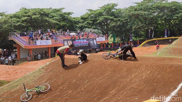 Adu Cepat Test Event BMX Cross di Sirkuit Ciamis Ikatan Sepeda Sport Indonesia (ISSI) Kabupaten Ciamis menggelar Test Event BMX Porprov Jabar 2022 di Sirkuit BMX Cigembor, Kabupaten Ciamis, Jawa Barat, Minggu (10/10/2021).