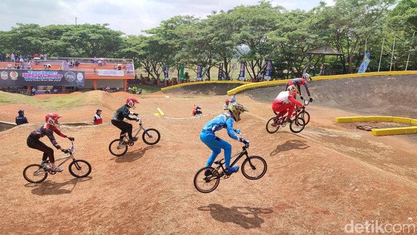 Adu Cepat Test Event BMX Cross di Sirkuit Ciamis